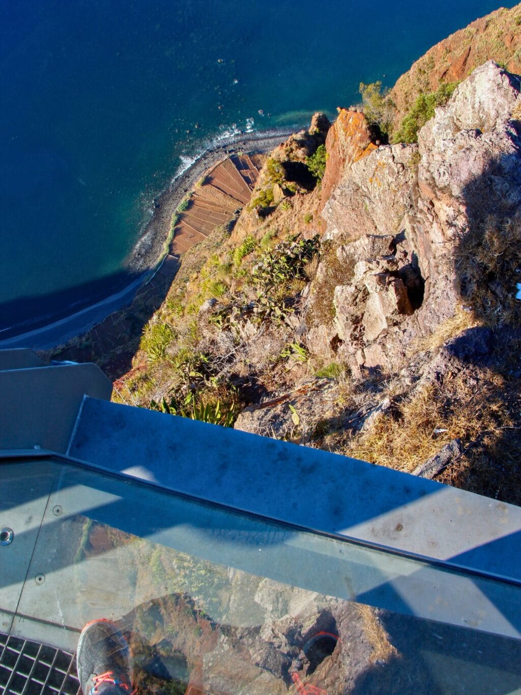 Blick von einer Glasboden-Plattform in die Tiefe des Abgrunds