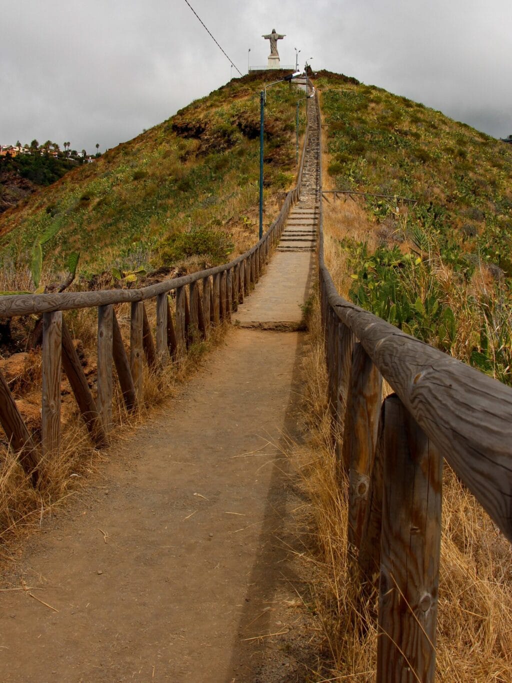 Ein Fussweg, der zu einer Christus-Statue führt